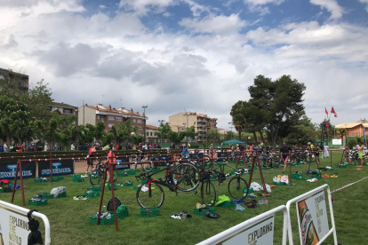 Els atletes es disposen a prendre la sortida de la quarta edició del Duatló de Lleida.