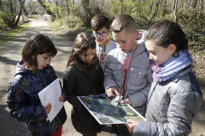 Un grup de nens consulta un mapa de la Mitjana durant l’activitat.