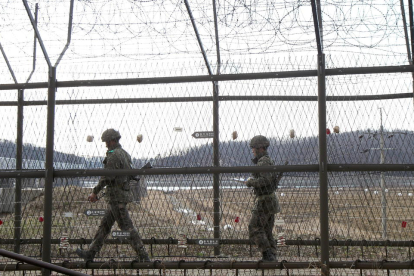 Soldats sud-coreans patrullant a la frontera amb Corea del Nord a la Zona Desmilitaritzada.