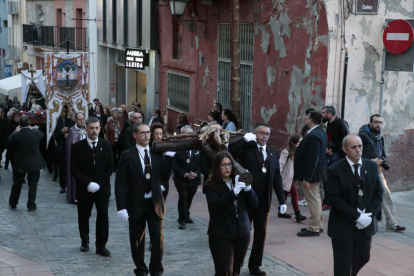 La cofradía del Cristo de la Agonía organizó ayer la Procesión del Traslado en Lleida.