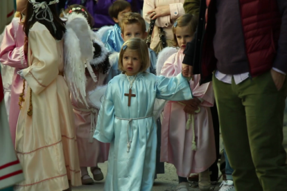 Un grupo de niños asiste a un oficio religioso en Bossòst.