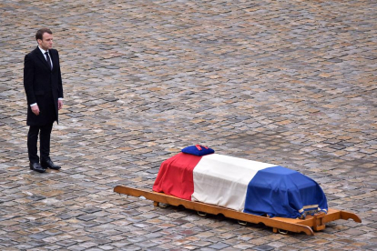 Emmanuel Macron delante del féretro del gendarme que falleció por el atentado en Trèbes.
