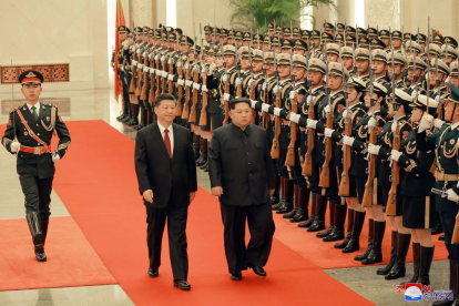 El líder nord-coreà, Kim Jong-un (dreta), al costat del president xinès, Xi Jinping.