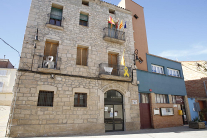 Puigverd de Lleida penja la bandera espanyola i la senyera a mig pal