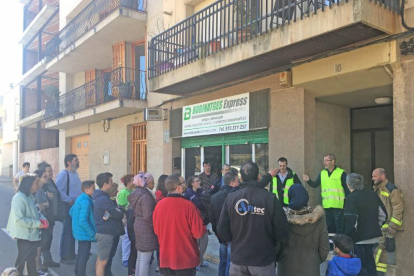 Vecinos desalojados atienden a las explicaciones de técnicos y bomberos, ayer, en Tàrrega.
