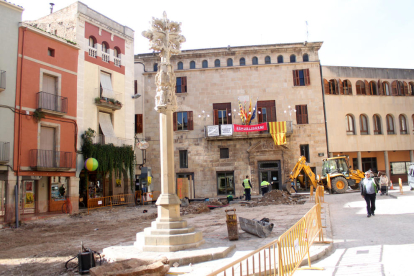 La creu de terme de Tàrrega a la plaça Major, ara en obres.