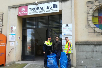 Agentes de los Mossos d’Esquadra entregaron el lunes el material decomisado a Cáritas Lleida. 
