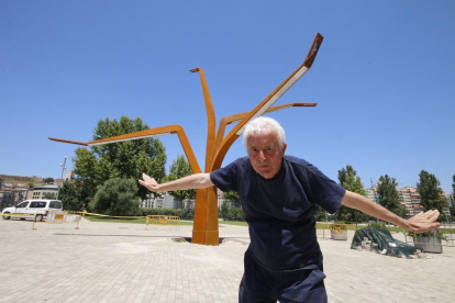 Benet Rossell, el 2015, al costat de la seua última escultura a Lleida.