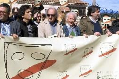Boadella encabeza una manifestación contra el nacionalismo en su pueblo de Girona