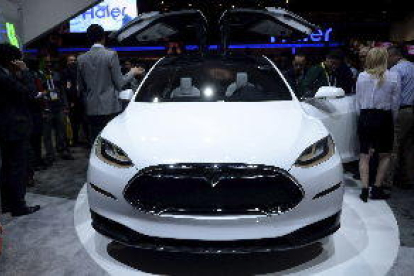 Tesla confirma que el seu vehicle circulava en automàtic quan va xocar als EUA