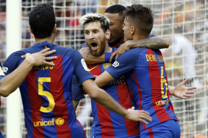 Un Messi eufòric rep les felicitacions dels seus companys després de marcar el penal que significava la victòria a Mestalla.