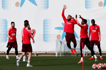 Els jugadors barcelonistes es van entrenar ahir per preparar el partit davant del Liverpool.