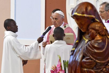 El Papa Francisco, oficiando una misa ayer en Rabat. 