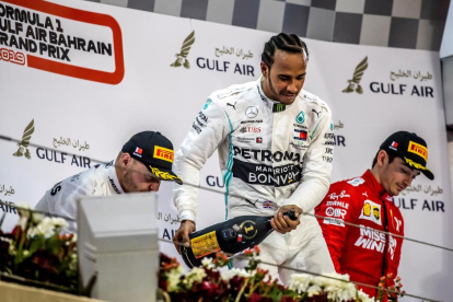 Lewis Hamilton celebra en lo más alto del podio su primera victoria de la temporada.