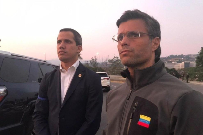 Simpatitzants de Guaidó s’enfronten a les forces veneçolanes als afores de la capital veneçolana.