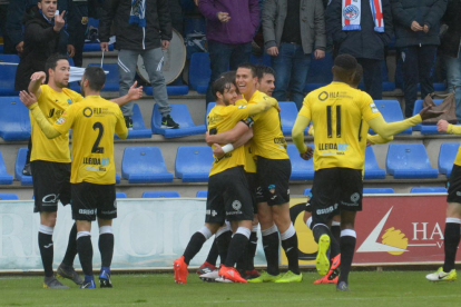 Els jugadors del Lleida celebren el gol de Juanto al cap de pocs minuts de començar el partit, però que tampoc va servir per guanyar.