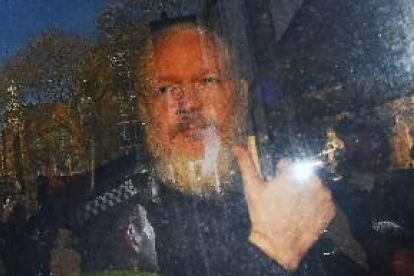Julian Assange, condemnat a 50 setmanes de presó per un tribunal londinenc