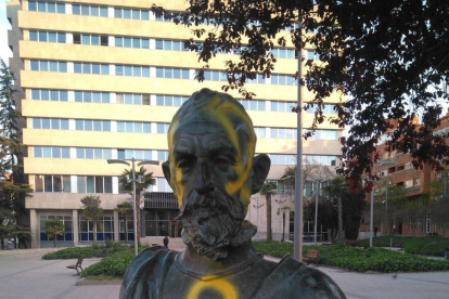 La estatua de Cervantes, ayer pintada, en la plaza con su nombre