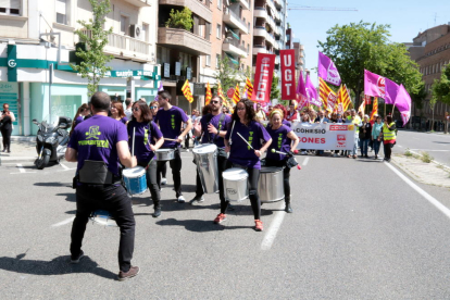 La manifestación, que este año cambió su recorrido por las calles del centro de la capital del Segrià, congregó a alrededor de 400 personas.