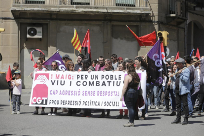 La manifestación, que este año cambió su recorrido por las calles del centro de la capital del Segrià, congregó a alrededor de 400 personas.