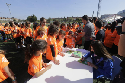 Las chicas que participaron en la Jornada de Futbol Femení de Torrefarrera posaron para una fotografía de grupo.