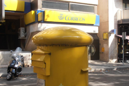 Un buzón frente a la sede central de Correos en Lleida.