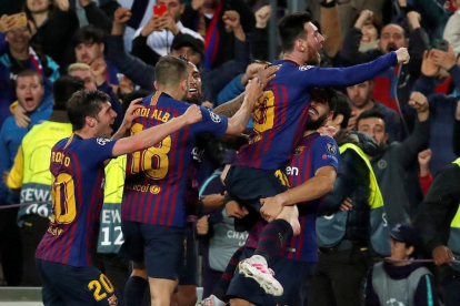 Messi celebra eufórico con sus compañeros el extraordinario gol de falta que significó el 3-0.