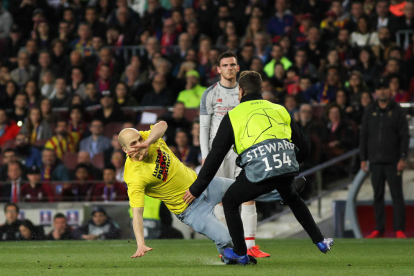 Messi celebra eufòric amb els companys l’extraordinari gol de falta que va significar el 3-0.