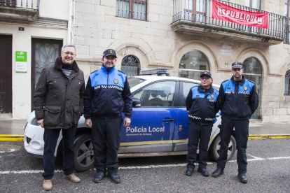L’alcalde, Salvador Bonjoch, i els 3 vigilants de Bellpuig amb uniforme policial aquesta setmana.