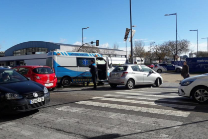 Aparatoso accidente entre una ambulancia y un turismo en Pardinyes  -  Dos personas fueron trasladas en la mañana de ayer al hospital Arnau de Vilanova de Lleida tras un aparatoso accidente entre una ambulancia y un turismo. Según informó la Gua ...