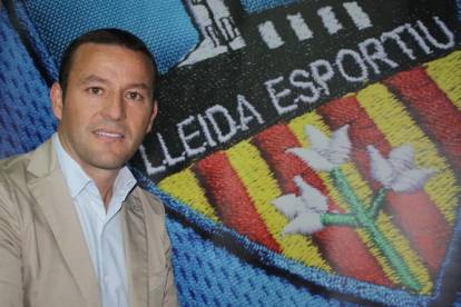 El president del Lleida, Albert Esteve, al costat de l’escut de l’entitat al Camp d’Esports.