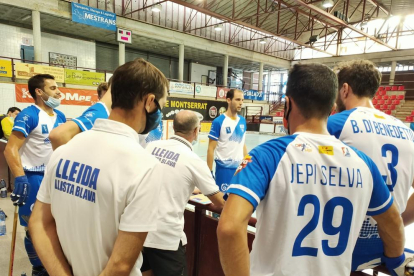 Albert Folguera dóna instruccions als jugadors, ahir a Igualada.