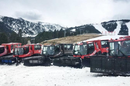 Las máquinas pisanieve que han trasladado a los esquiadores. 