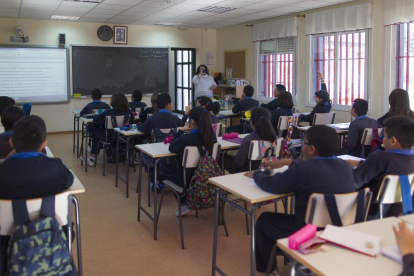 Imatge d’estudiants en una classe de religió en un centre educatiu.