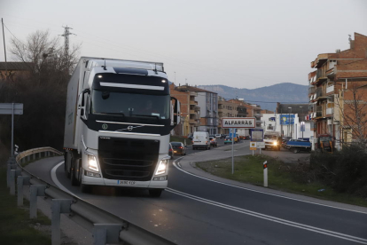 Un camión circulando ayer por la carretera N-230 en Alfarràs, en dirección hacia Lleida. 