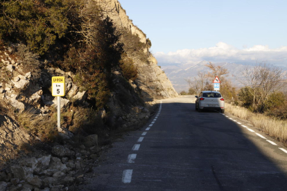 Un camión circulando ayer por la carretera N-230 en Alfarràs, en dirección hacia Lleida. 