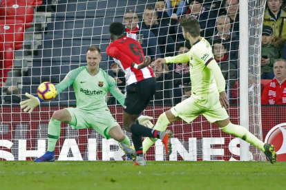 Messi, en una acción rodeado por dos rivales.