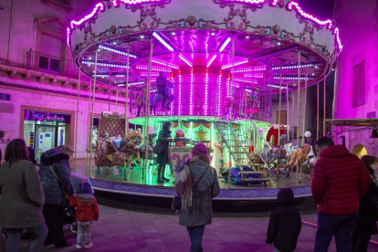 Un carrusel anima el comercio en la plaza Major de Tàrrega.