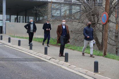 Quatre dels cinc agents de la Policia Nacional que van declarar ahir als jutjats de Lleida.