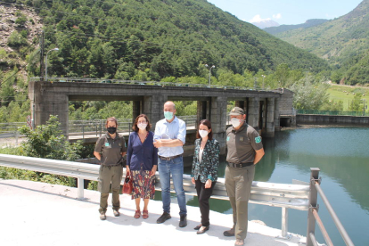 Agents Rurals i Endesa van firmar ahir l’acord a la central d’Espot-Torrassa i van visitar la presa.