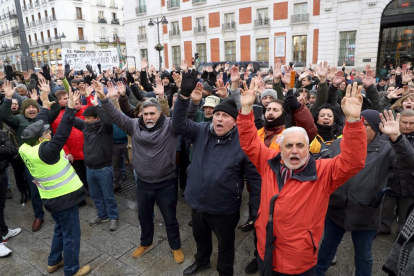 Taxistes madrilenys es concentren a la Puerta del Sol de Madrid, ahir en el dotzè dia de vaga.
