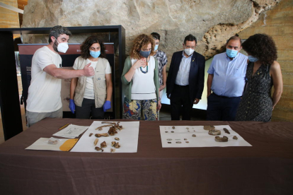 Los arqueólogos han hallado parte del esqueleto de un cuerpo, así como botones, latas de conservas, balas y hebillas. 