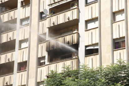 Gran desplegament dels serveis d’emergències després de declarar-se ahir a la tarda un incendi en un pis de la plaça Espanya.