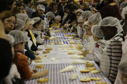 Més de 200 nens van elaborar el seu propi tortell de Reis ahir al Cucalòcum en una activitat organitzada pel Gremi de Forners de Lleida.