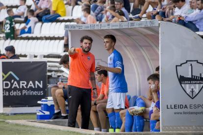 Joanet es abrazado por José Ruiz, Marc y Adri León tras conseguir el 2-0.