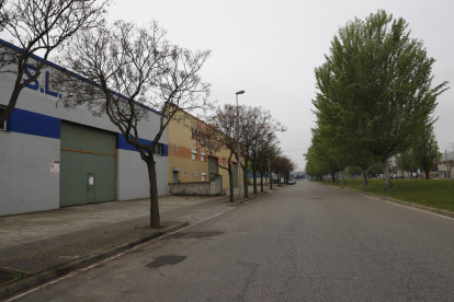 L’obligació de tancar les activitats no essencials va deixar ahir els polígons gairebé buits a Lleida.