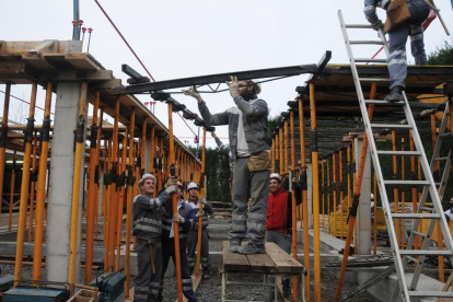 Imagen de archivo de empleados de la construcción en una obra.