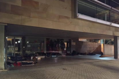 Diverses persones dormint al ras a la plaça de l’Ereta dilluns passat.