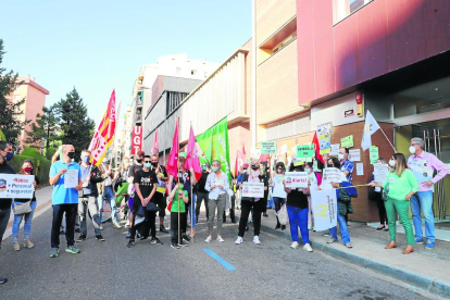 Representants sindicals del sector van protestar davant la delegació d’Educació.