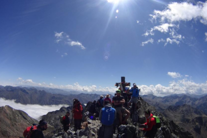 Imagen de excursionistas en la cima de la Pica d’Estats el pasado 22 de agosto. 